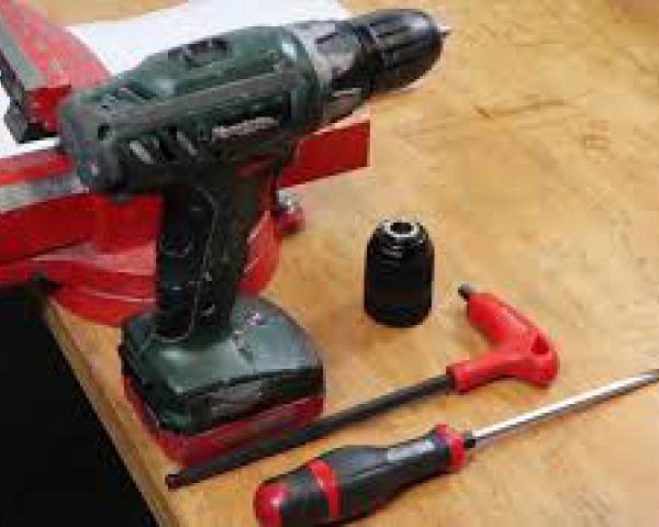 Remove and mounting drillchuck on a cordless drilling machine